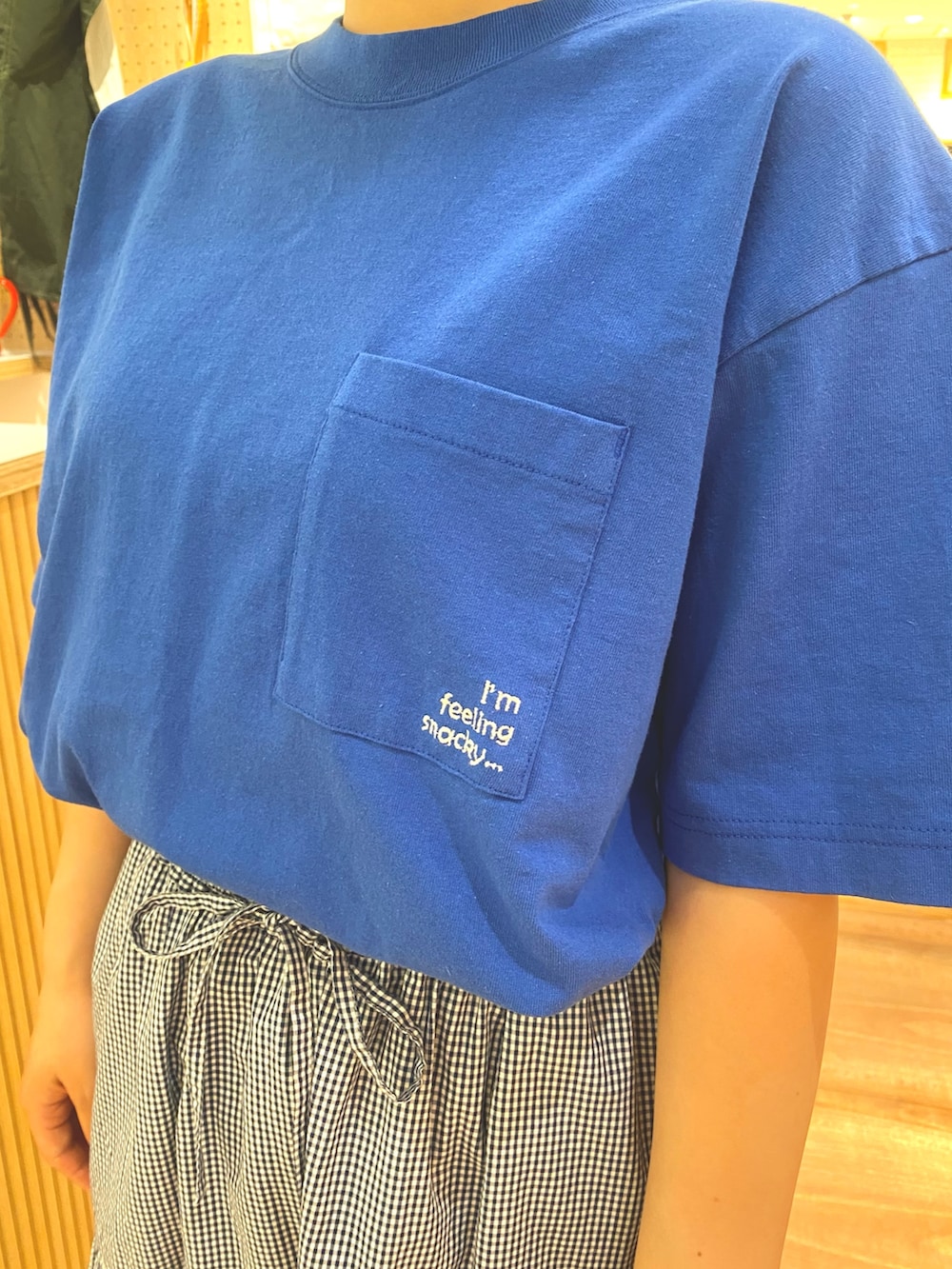 ブルー系のスカート、ブルー系のTシャツ/カットソー、ブルー系のキャップを着用したレディースの夏コーディネートの4枚目の写真