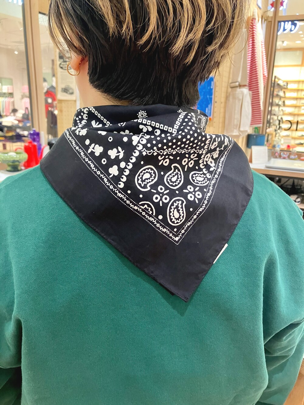 グリーン系のスウェット、ブルー系のTシャツ/カットソー、ブラック系のバンダナ/スカーフを着用したレディースの秋コーディネートの5枚目の写真