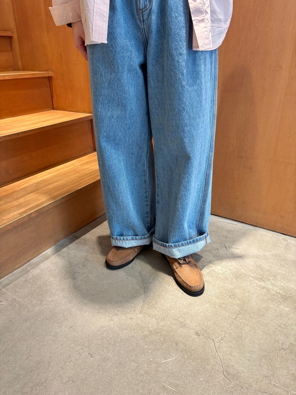 ピンク系のシャツ/ブラウス、ブルー系のデニムパンツ、ベージュ系のモカシン/デッキシューズを着用したレディースの春コーディネートの6枚目の写真