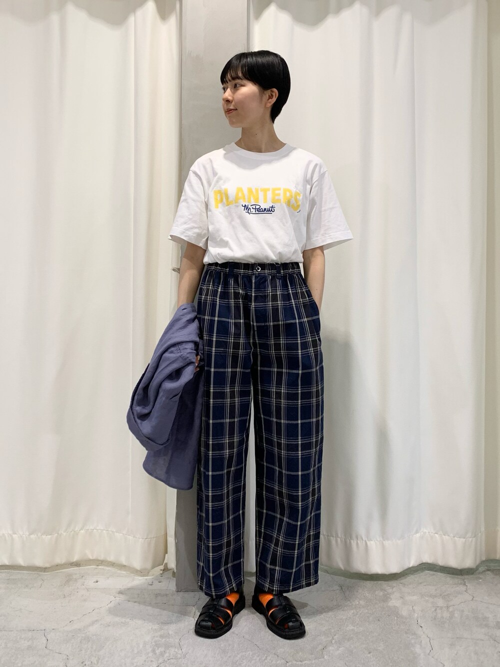 ブルー系のシャツ/ブラウス、ホワイト系のTシャツ/カットソー、ブルー系のその他パンツを着用したレディースの夏コーディネートの2枚目の写真