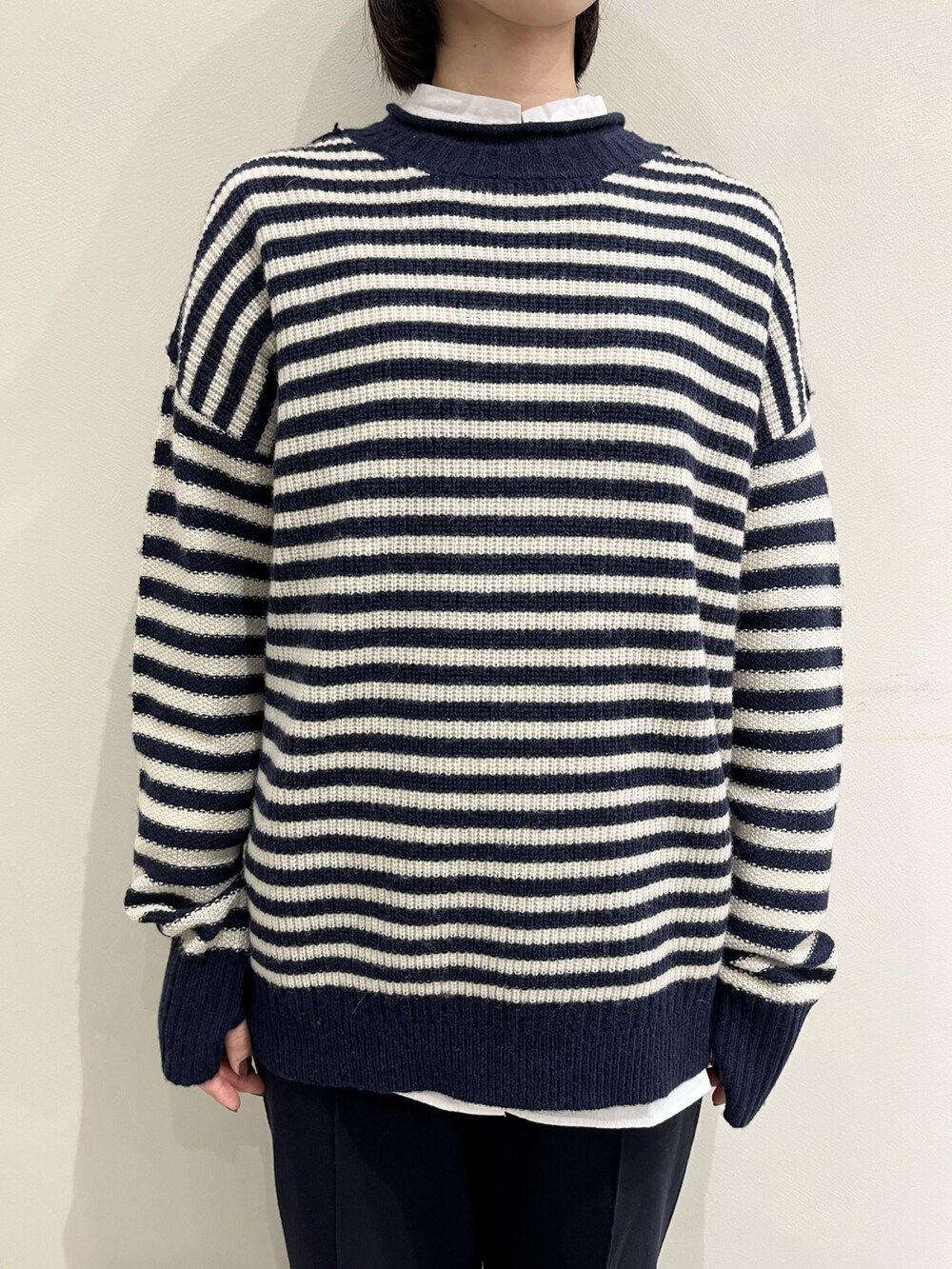 その他のニット/セーター、ホワイト系のシャツ/ブラウスを着用したレディースの秋コーディネートの3枚目の写真