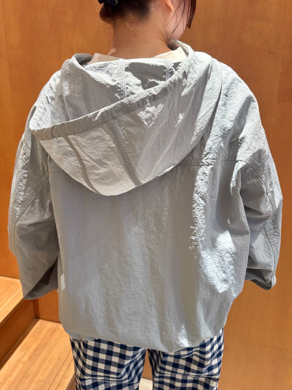 ブルー系のその他アウター、ブルー系のその他パンツ、ベージュ系のモカシン/デッキシューズを着用したレディースの春コーディネートの6枚目の写真