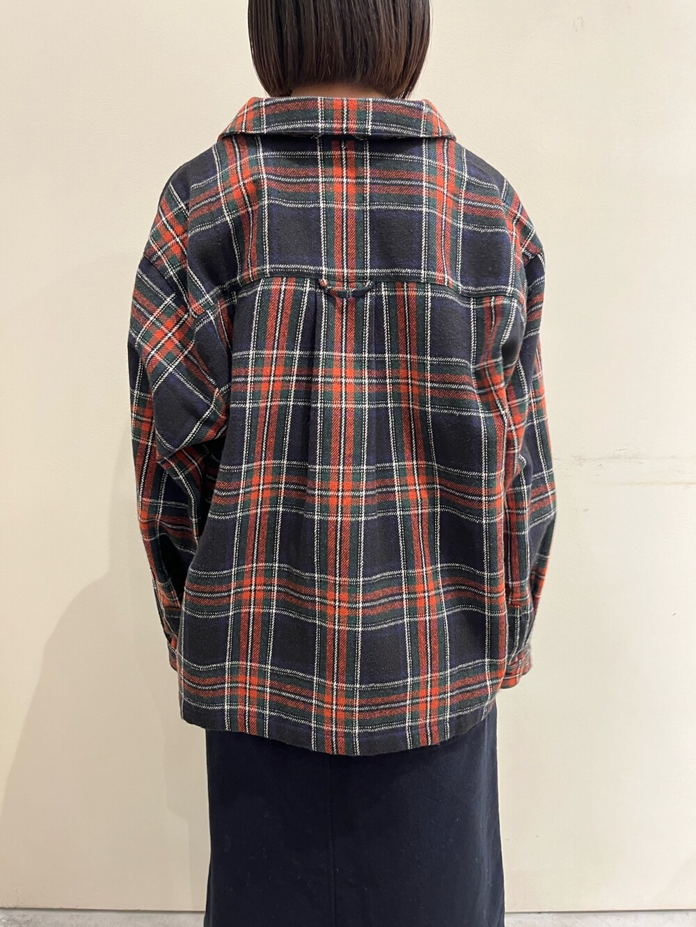 ブルー系のブルゾン、ブルー系のスカート、ホワイト系のTシャツ/カットソーを着用したレディースの秋コーディネートの5枚目の写真