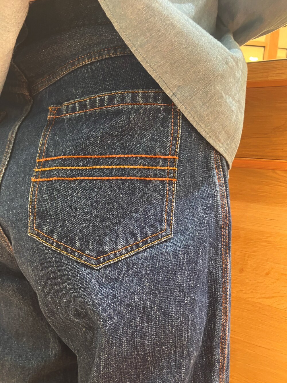 ブラウン系のTシャツ/カットソー、ブルー系のシャツ/ブラウス、ブルー系のデニムパンツを着用したレディースの秋コーディネートの4枚目の写真
