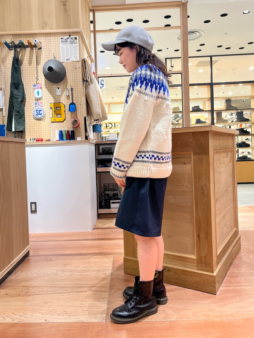 ホワイト系のニット/セーター、ブルー系のスラックス、ブルー系のシャツ/ブラウスを着用したレディースの秋コーディネートの2枚目の写真