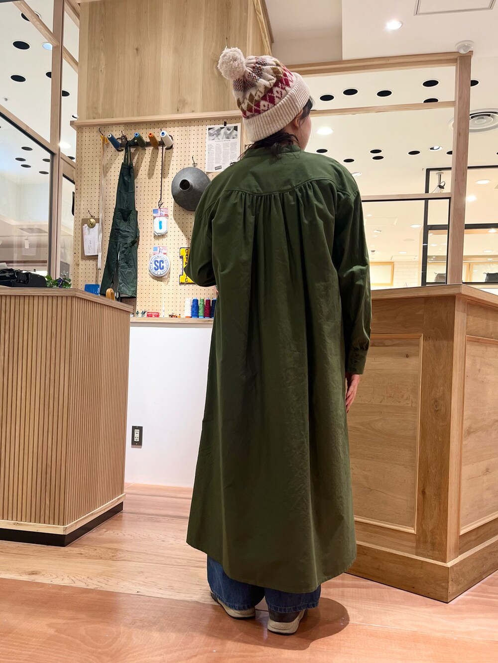 ホワイト系のTシャツ/カットソー、ブルー系のデニムパンツを着用したレディースの秋コーディネートの3枚目の写真