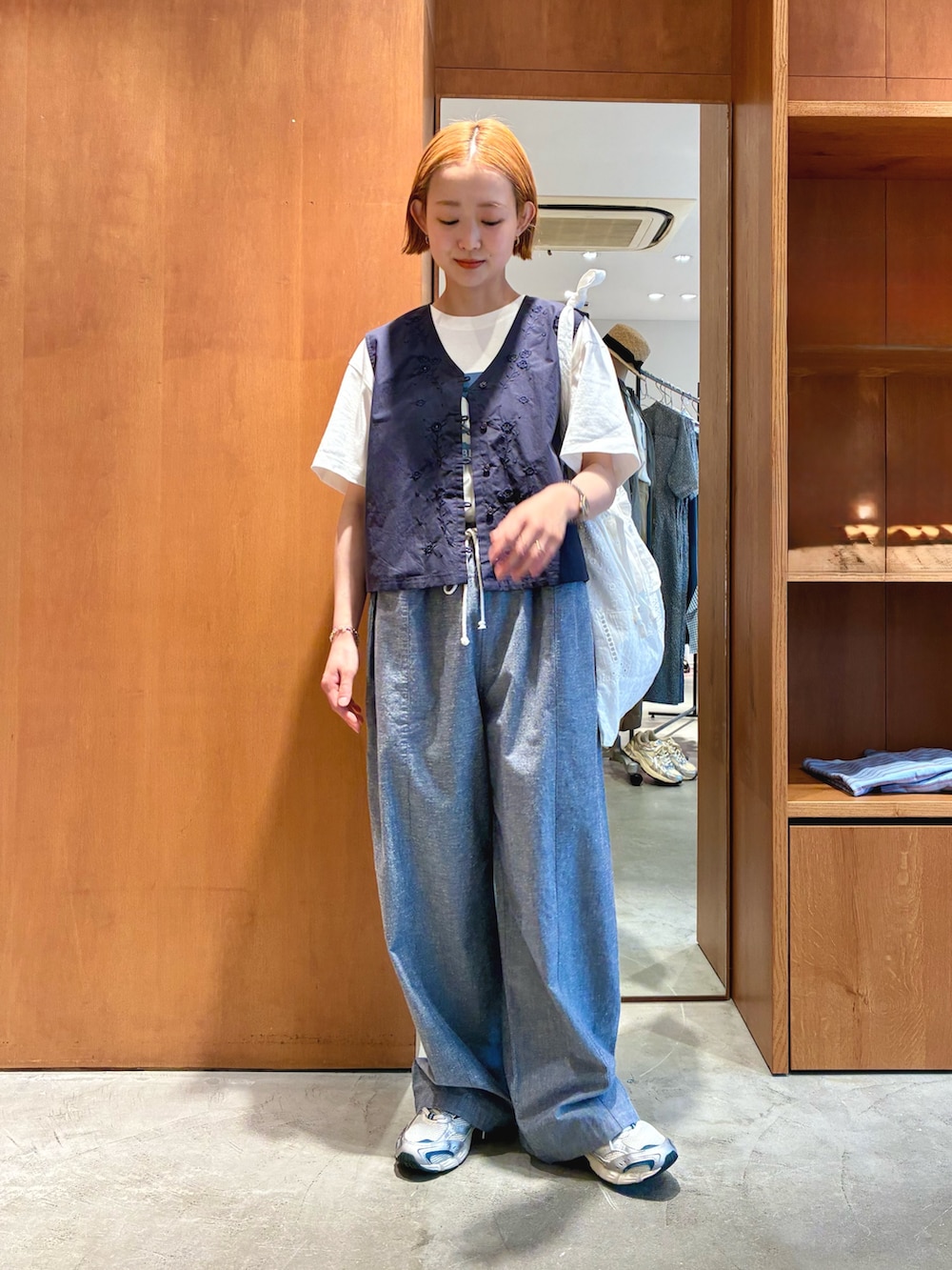 ブルー系のベスト、ホワイト系のTシャツ/カットソー、ブルー系のその他パンツを着用したレディースの夏コーディネートの2枚目の写真