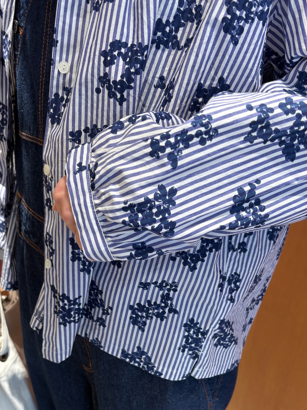 ホワイト系のTシャツ/カットソー、ブルー系のシャツ/ブラウス、ホワイト系のトートバッグを着用したレディースの春コーディネートの7枚目の写真