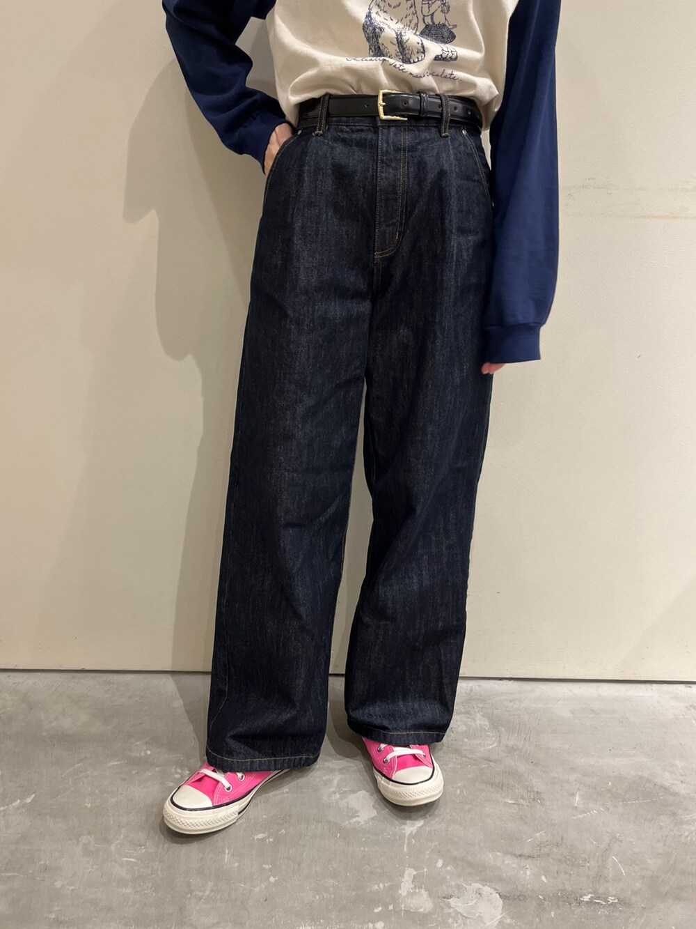 ブルー系のデニムパンツを着用したレディースの冬コーディネートの3枚目の写真