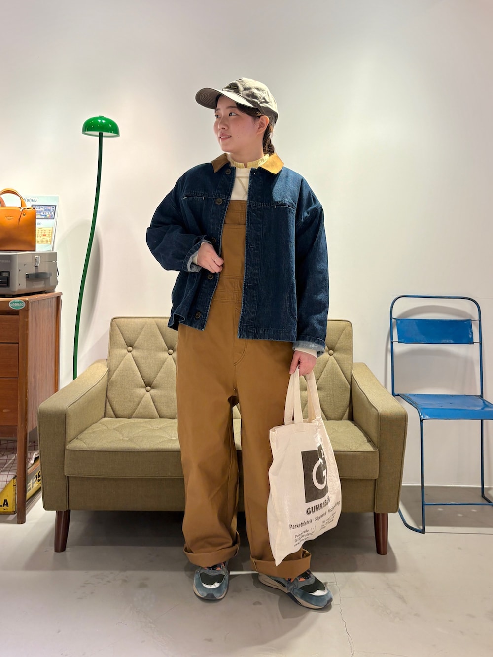 ブルー系のデニムジャケット、ホワイト系のニット/セーター、イエロー系のシャツ/ブラウスを着用したレディースの冬コーディネートの4枚目の写真