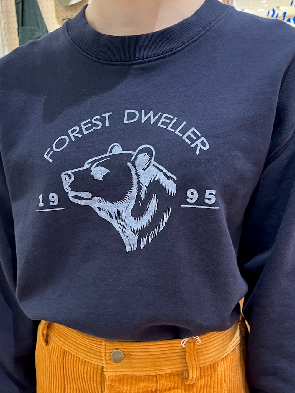 ブルー系のスウェット、イエロー系のスカート、ホワイト系の付け襟を着用したレディースの秋コーディネートの5枚目の写真