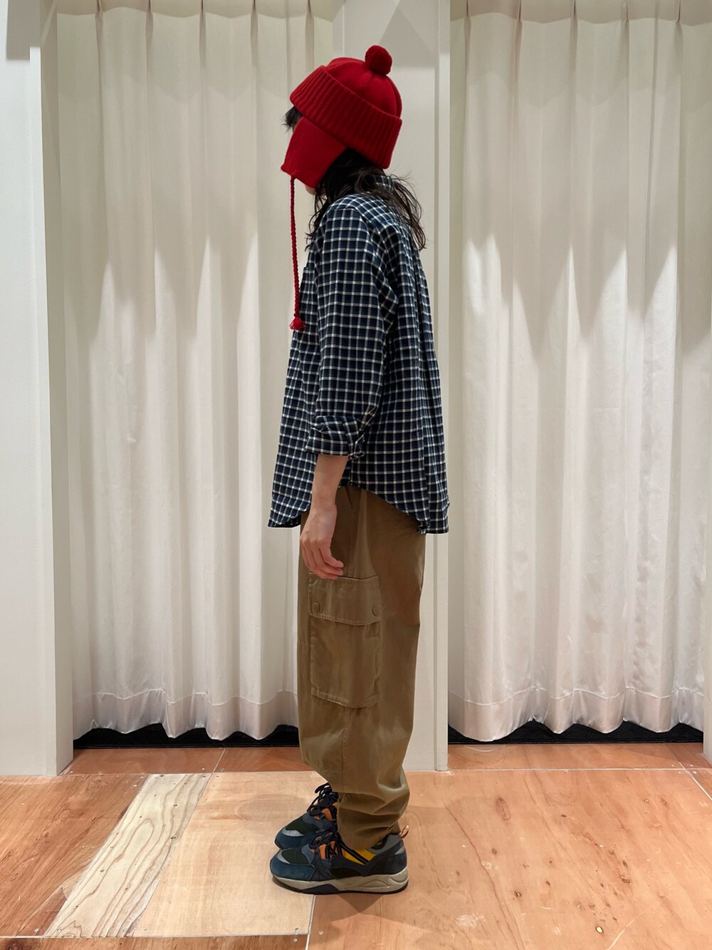 ブルー系のシャツ/ブラウス、ベージュ系のカーゴパンツを着用したレディースの秋コーディネートの2枚目の写真