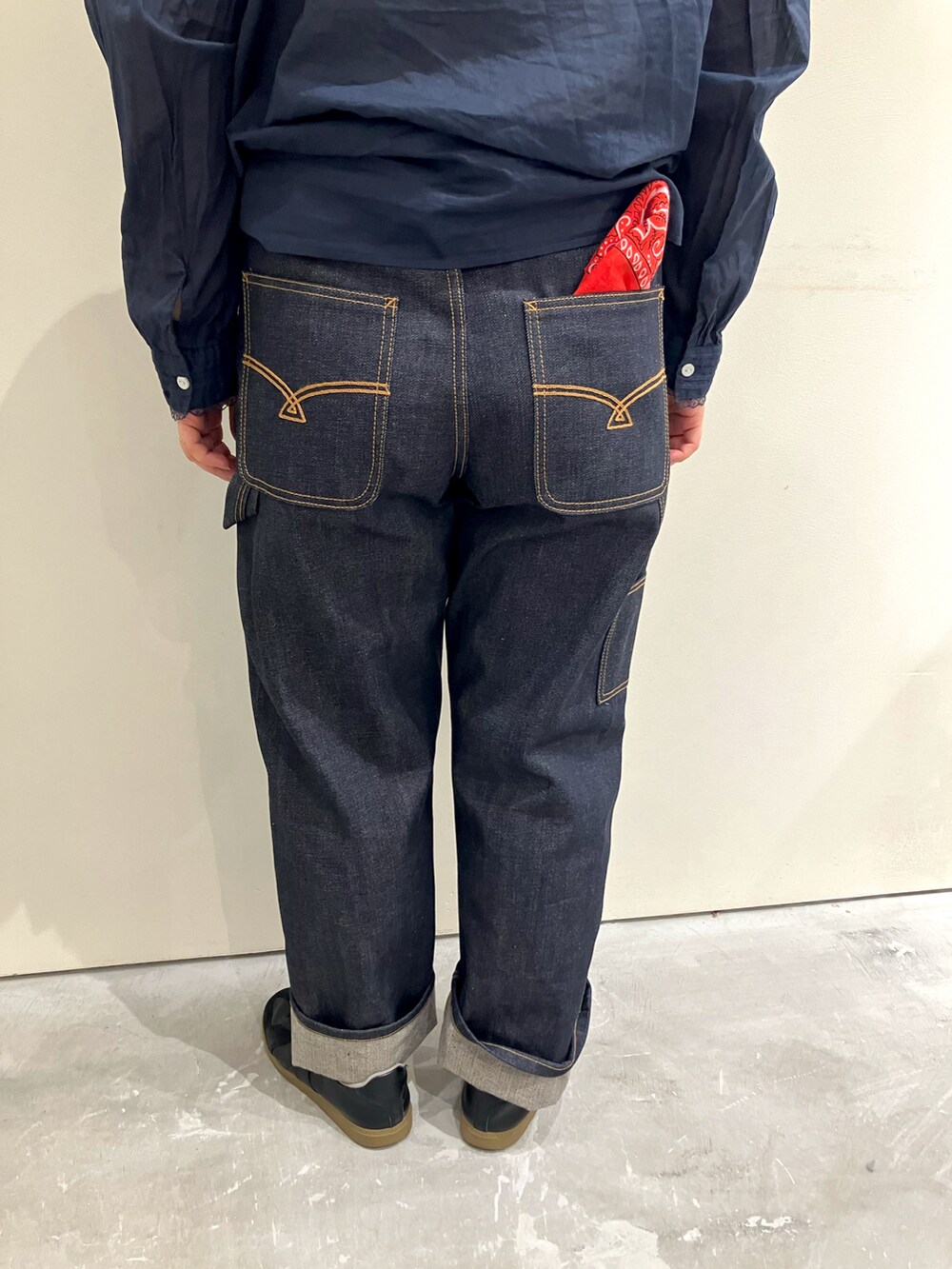 ブルー系のシャツ/ブラウス、ホワイト系のタンクトップ、その他のデニムパンツを着用したレディースの夏コーディネートの4枚目の写真