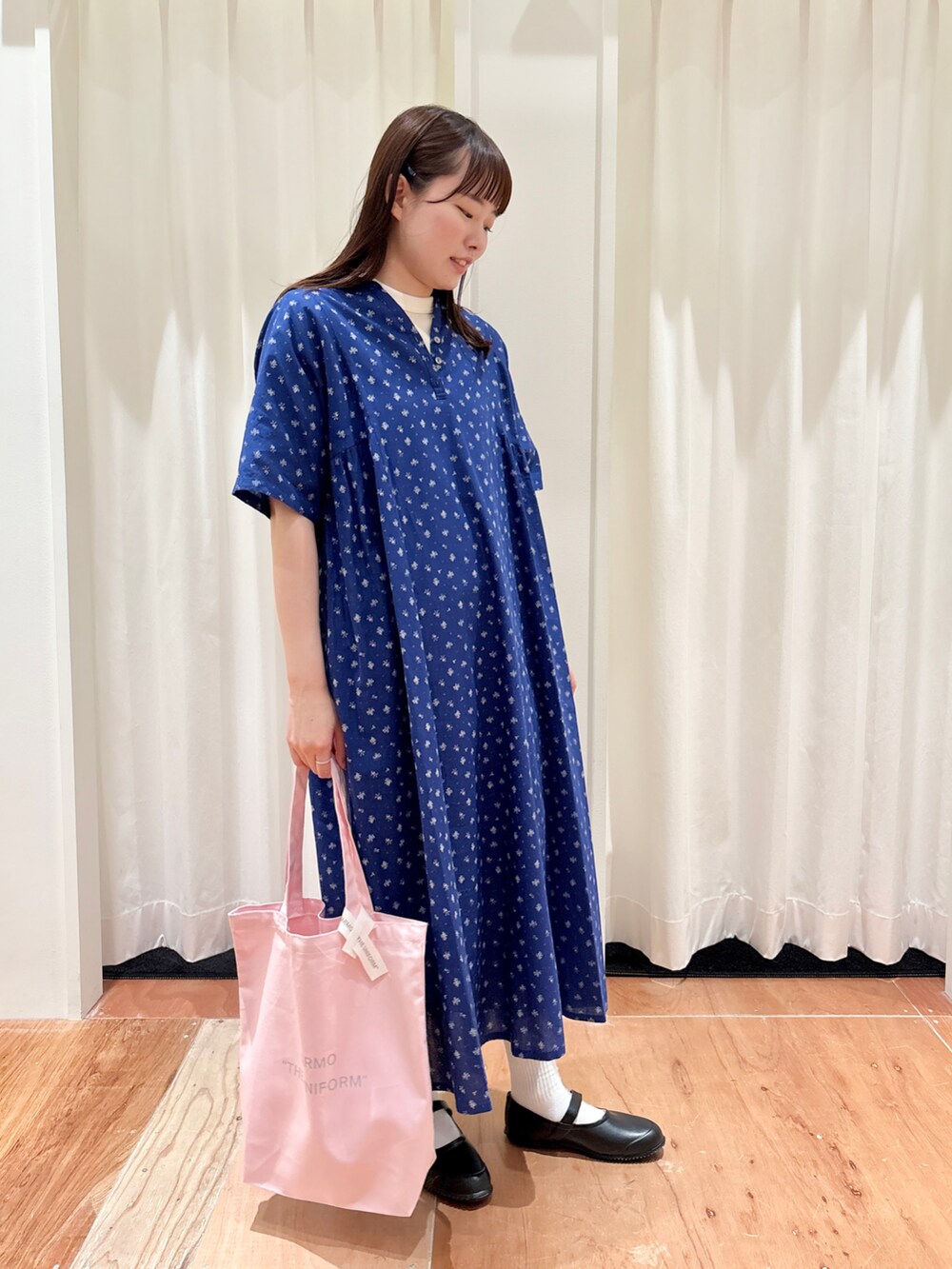 ブルー系のワンピース、ホワイト系のTシャツ/カットソーを着用したレディースの夏コーディネートの3枚目の写真