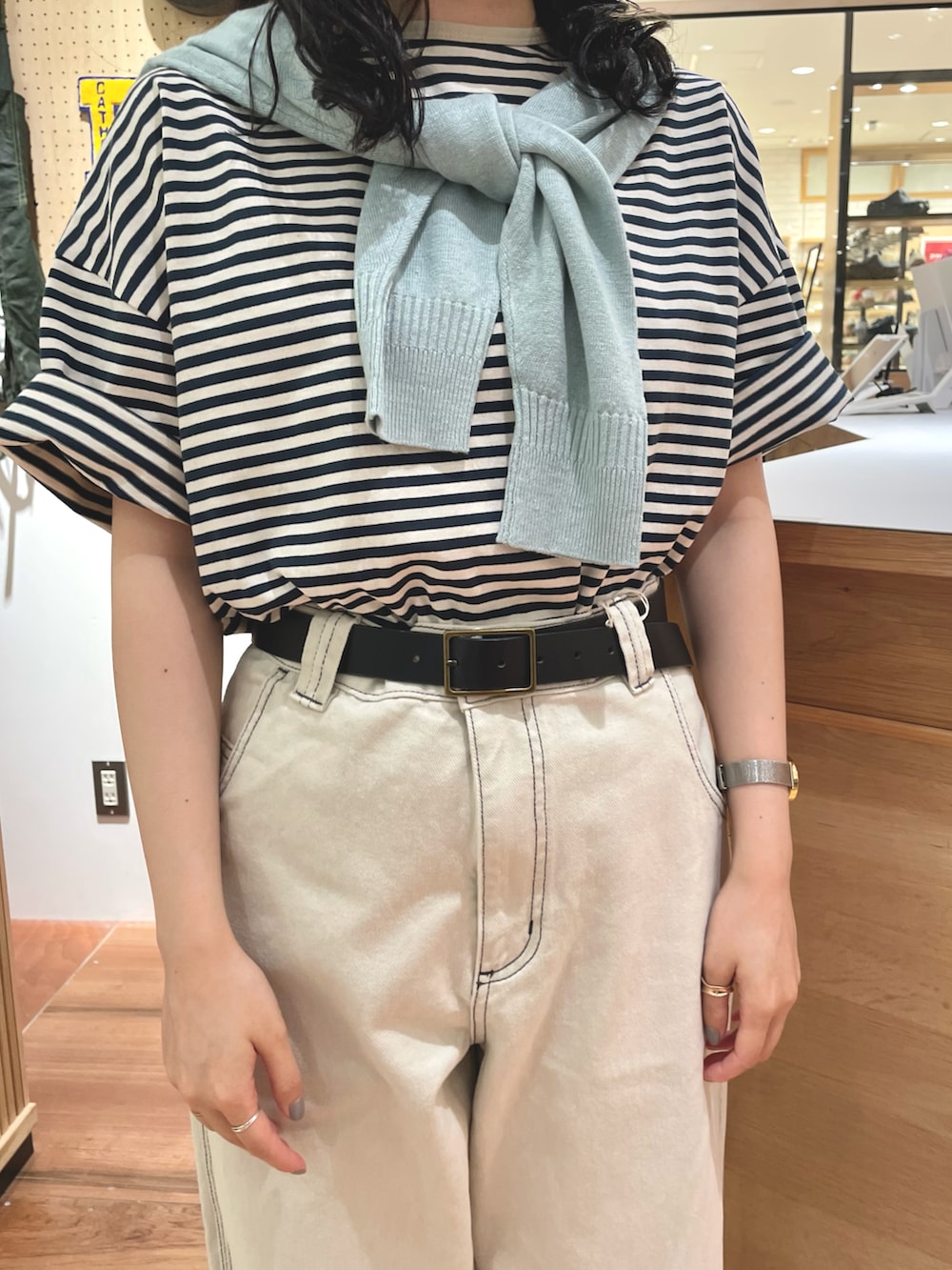 グリーン系のTシャツ/カットソー、ブルー系のカーディガン/ボレロ、ホワイト系のデニムパンツを着用したレディースの夏コーディネートの3枚目の写真