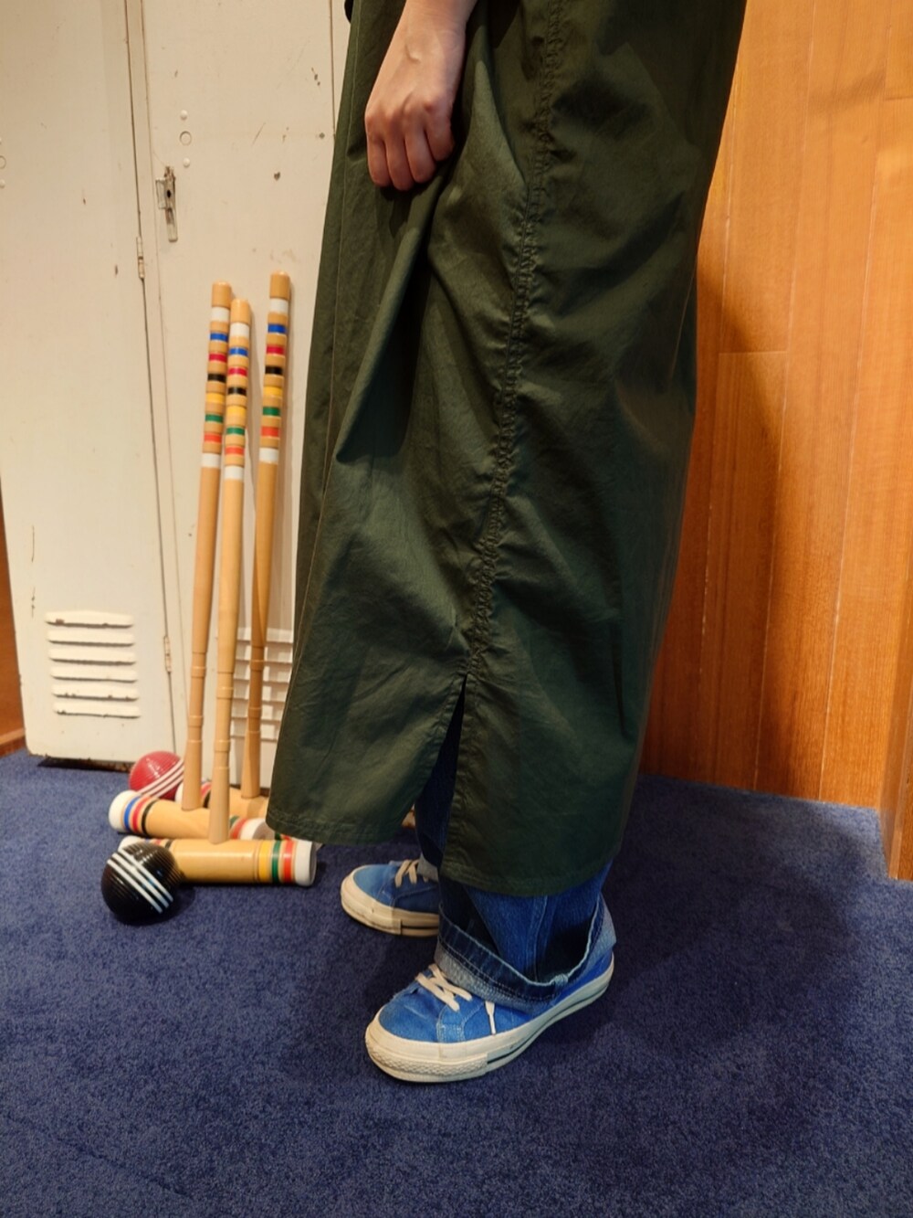 ブルー系のTシャツ/カットソー、ブルー系のデニムパンツを着用したレディースの夏コーディネートの2枚目の写真