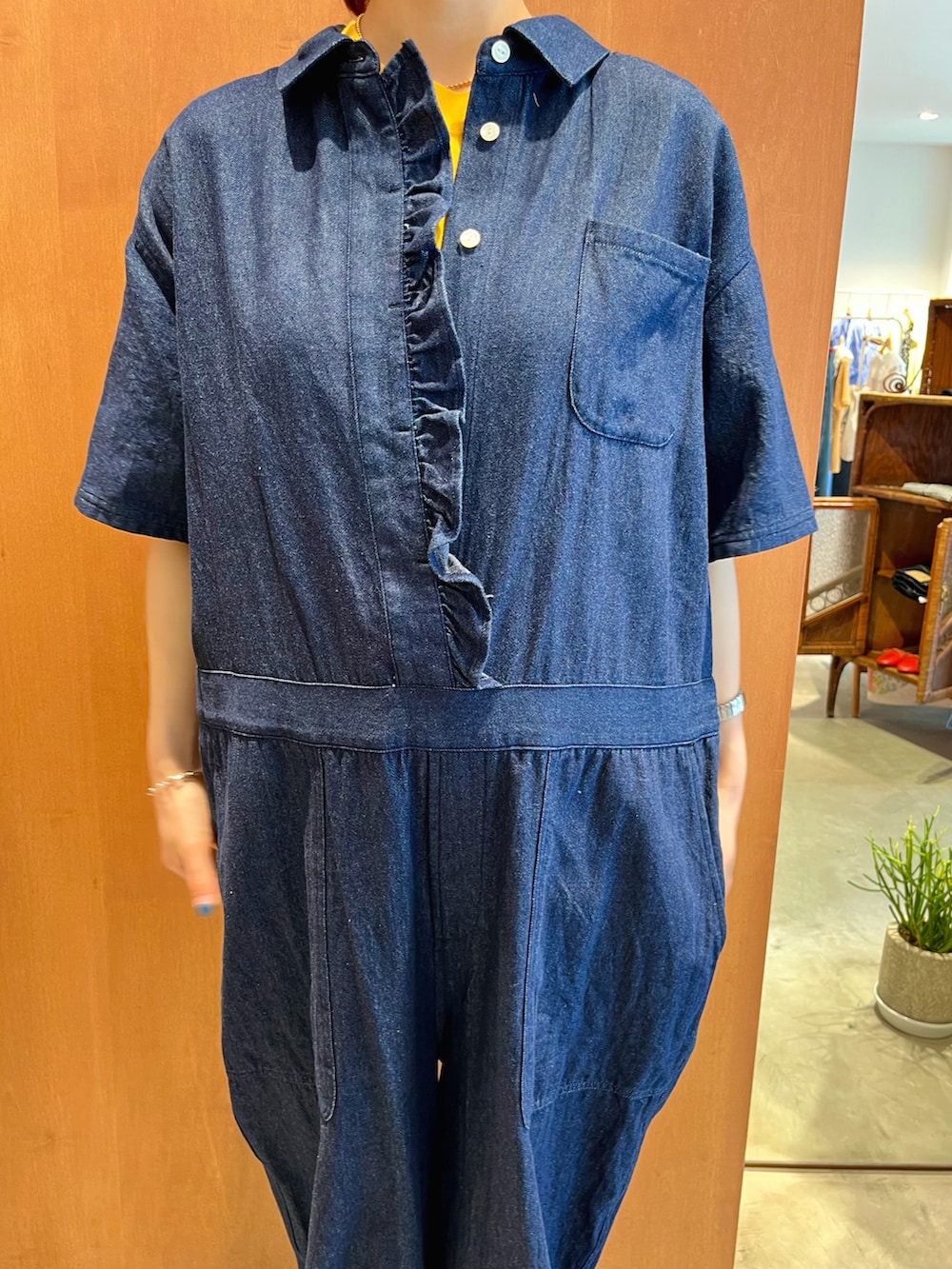 ブルー系のつなぎ/オールインワン、イエロー系のTシャツ/カットソーを着用したレディースの春コーディネートの3枚目の写真