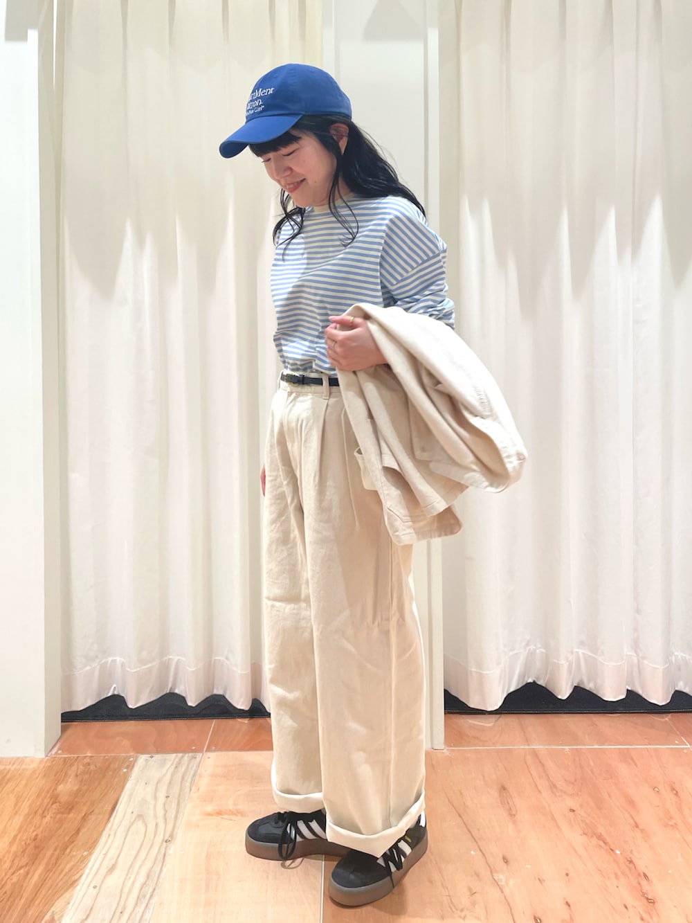 ホワイト系のカバーオール、ホワイト系のその他パンツ、ブルー系のTシャツ/カットソーを着用したレディースの冬コーディネートの5枚目の写真