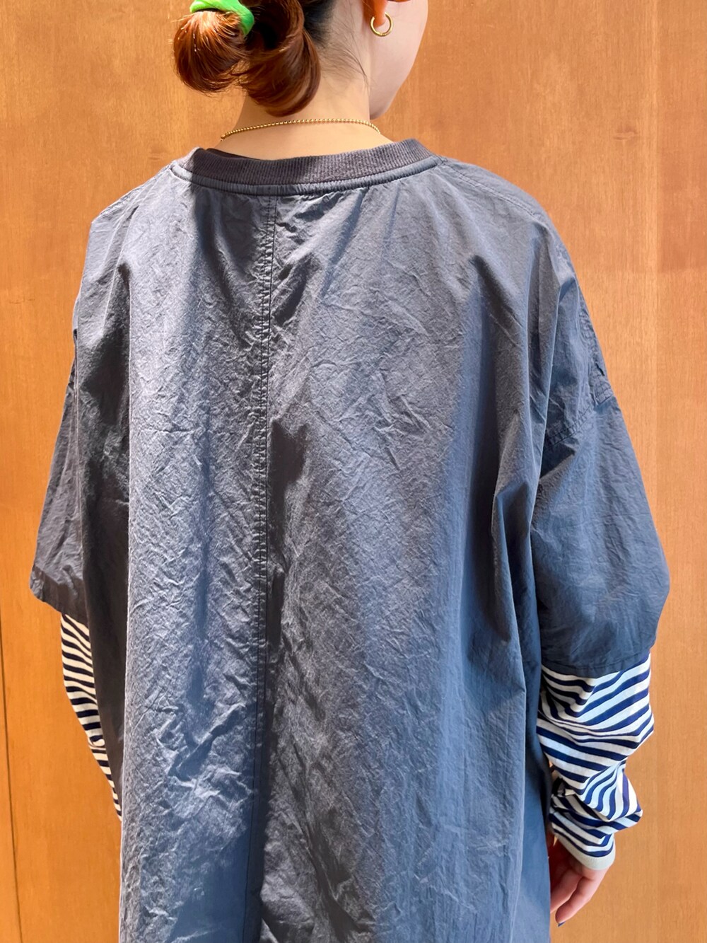 ブルー系のワンピース、ブルー系のTシャツ/カットソーを着用したレディースの春コーディネートの5枚目の写真