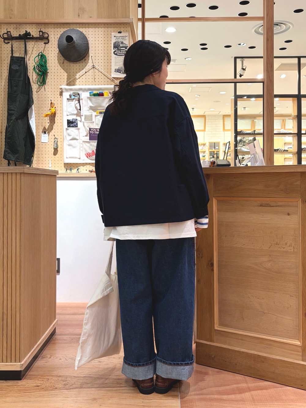 ブルー系のデニムパンツ、ブルー系のシャツ/ブラウス、ブルー系のTシャツ/カットソーを着用したレディースの秋コーディネートの3枚目の写真