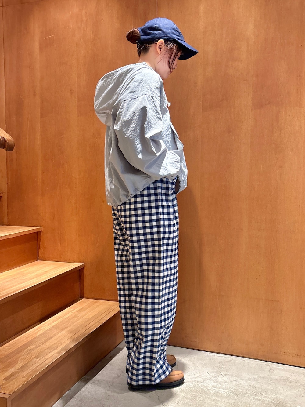 ブルー系のその他アウター、ブルー系のその他パンツ、ベージュ系のモカシン/デッキシューズを着用したレディースの春コーディネートの2枚目の写真