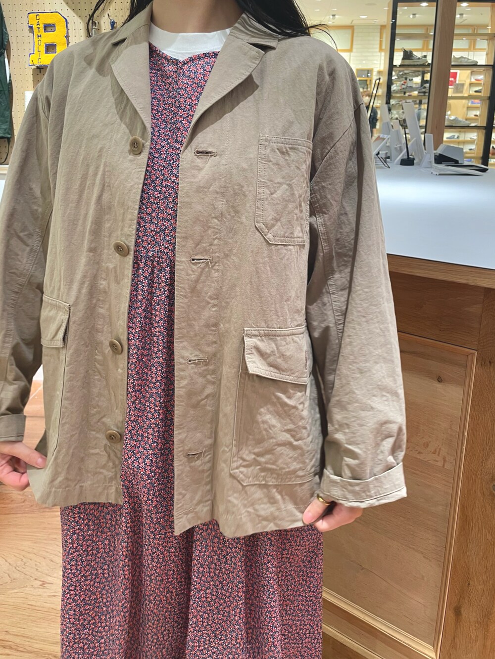 ベージュ系のテーラードジャケット、レッド系のワンピース、ホワイト系のTシャツ/カットソーを着用したレディースの冬コーディネートの5枚目の写真