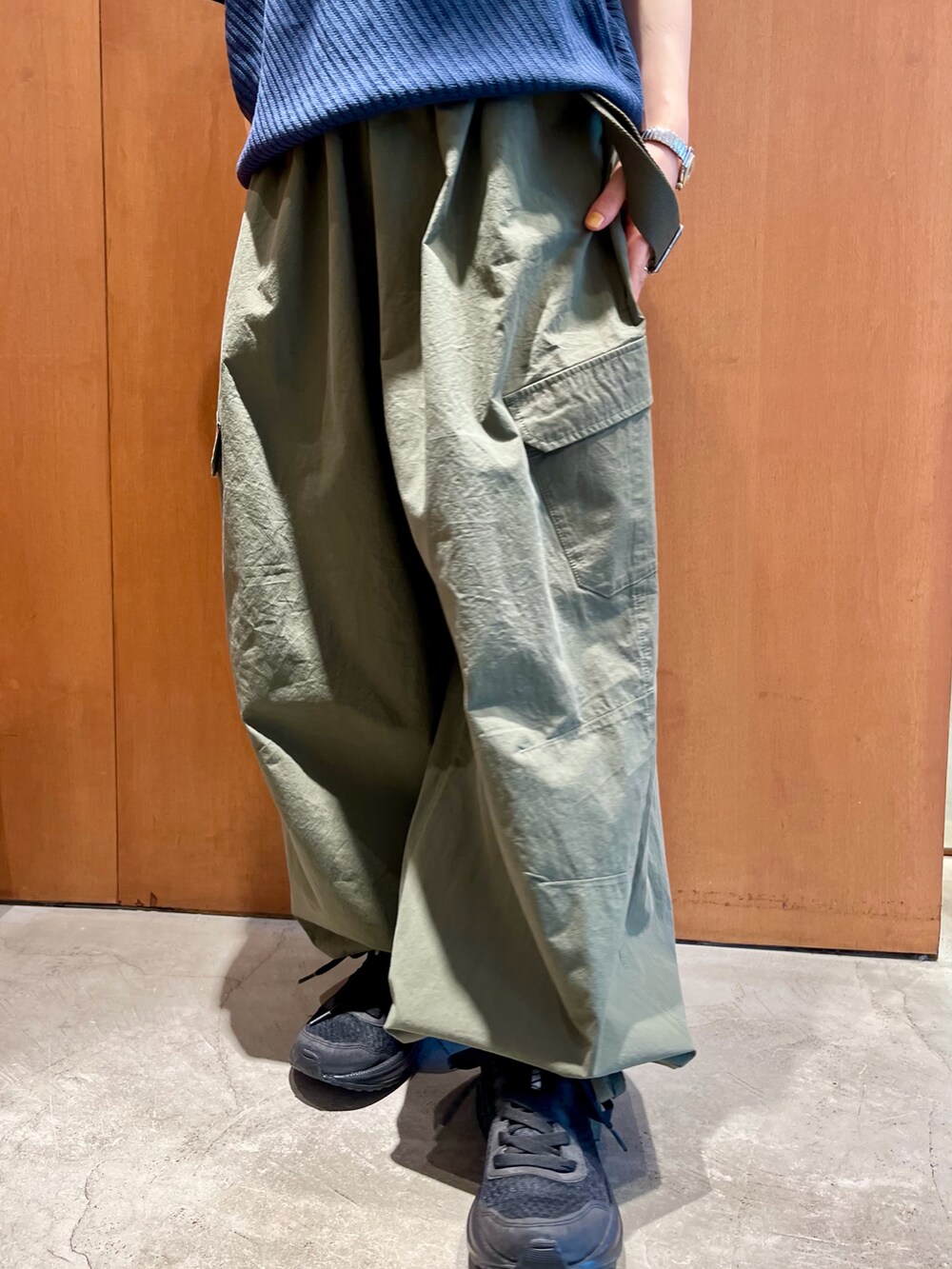 ブルー系のニット/セーター、その他のタンクトップ、グリーン系のその他パンツを着用したレディースの春コーディネートの5枚目の写真