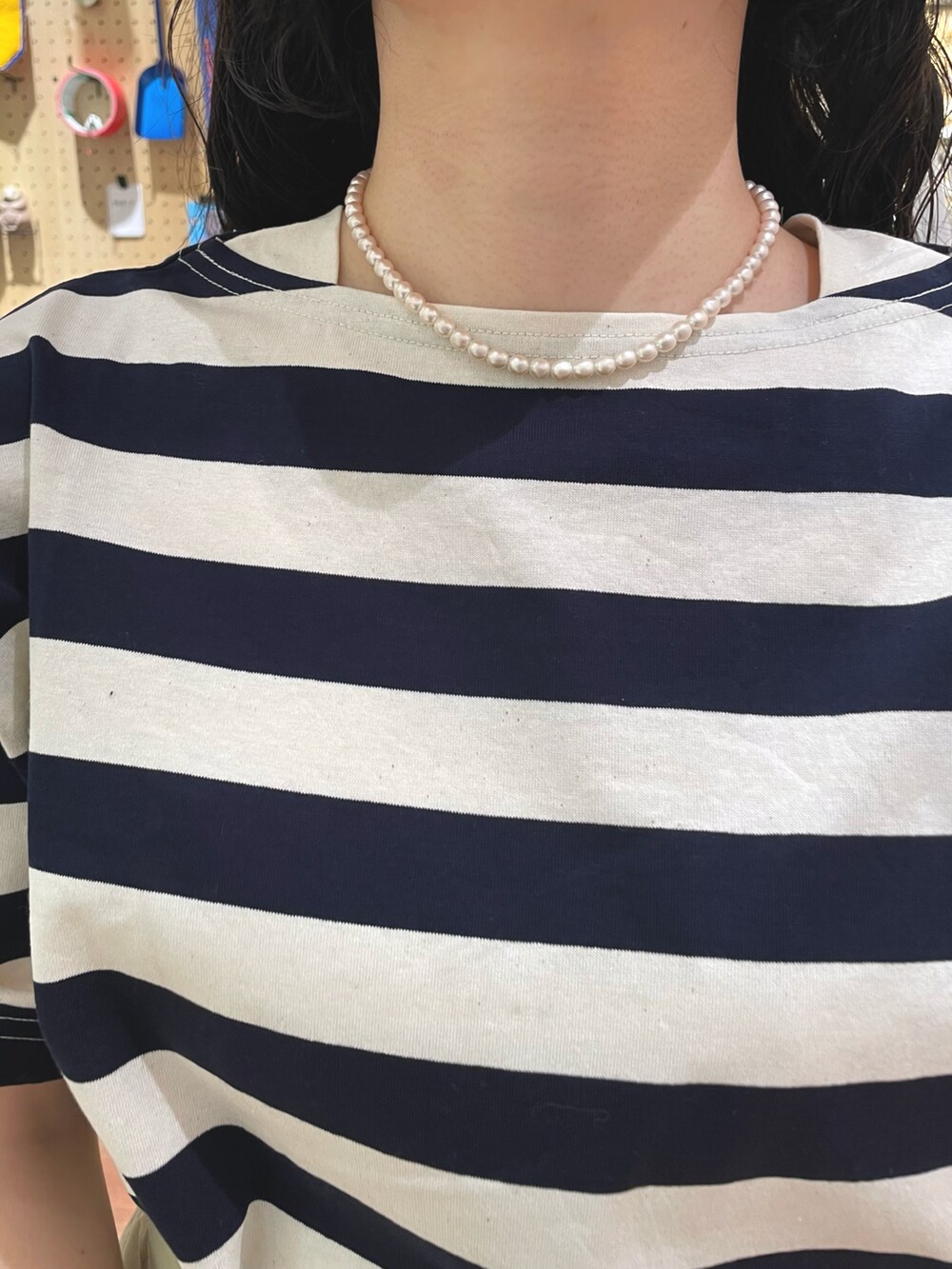 ベージュ系のスカート、ブルー系のTシャツ/カットソーを着用したレディースの春コーディネートの5枚目の写真