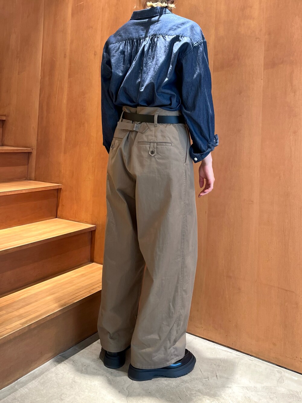 グリーン系のその他パンツ、ブルー系のシャツ/ブラウス、ブラック系のベルトを着用したレディースの秋コーディネートの2枚目の写真