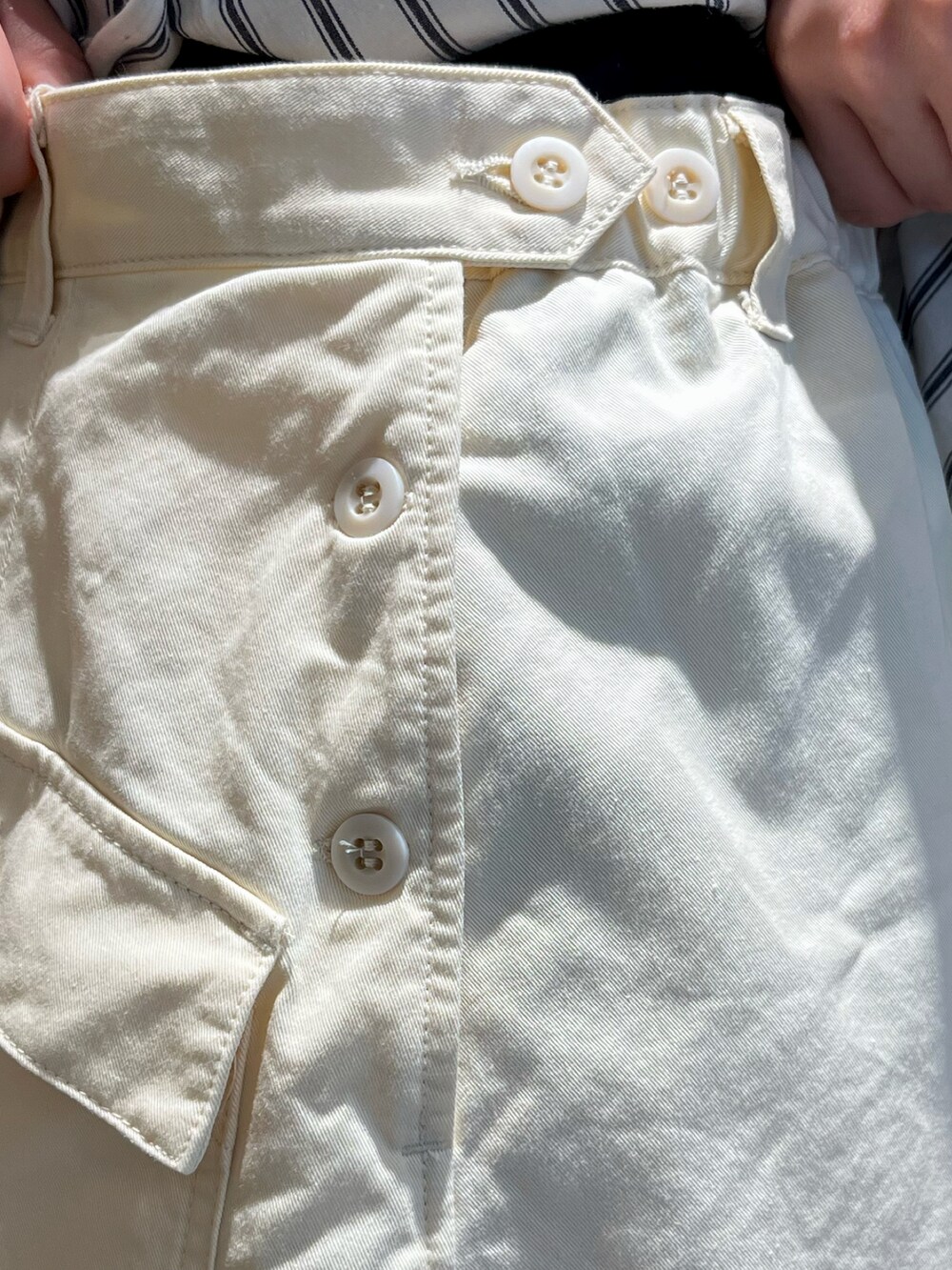 ホワイト系のスカート、その他のシャツ/ブラウスを着用したレディースの夏コーディネートの3枚目の写真