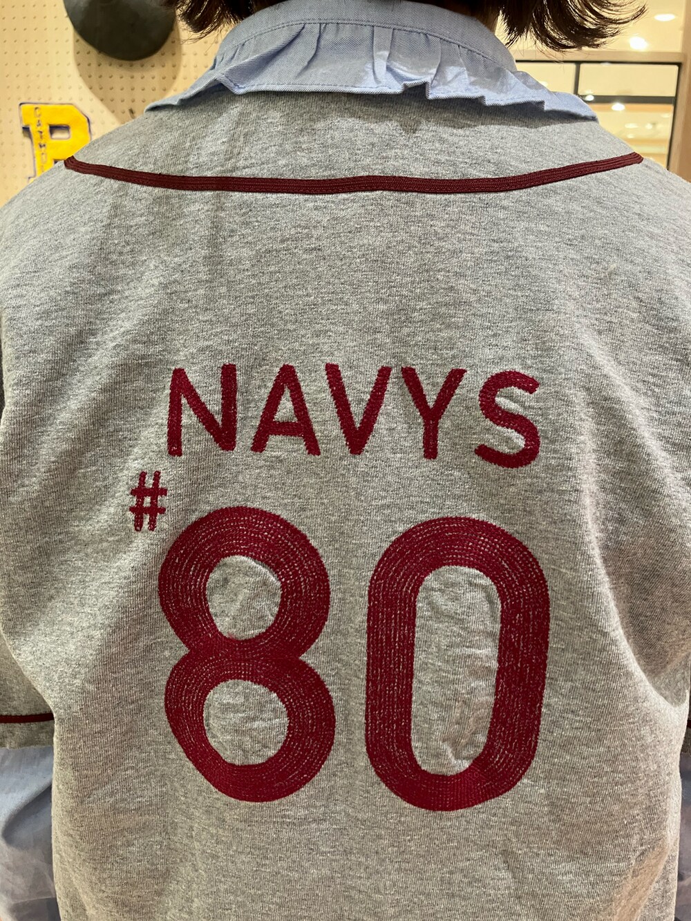 ブルー系のシャツ/ブラウス、グレー系のTシャツ/カットソー、ブラック系のワンピースを着用したレディースの春コーディネートの4枚目の写真