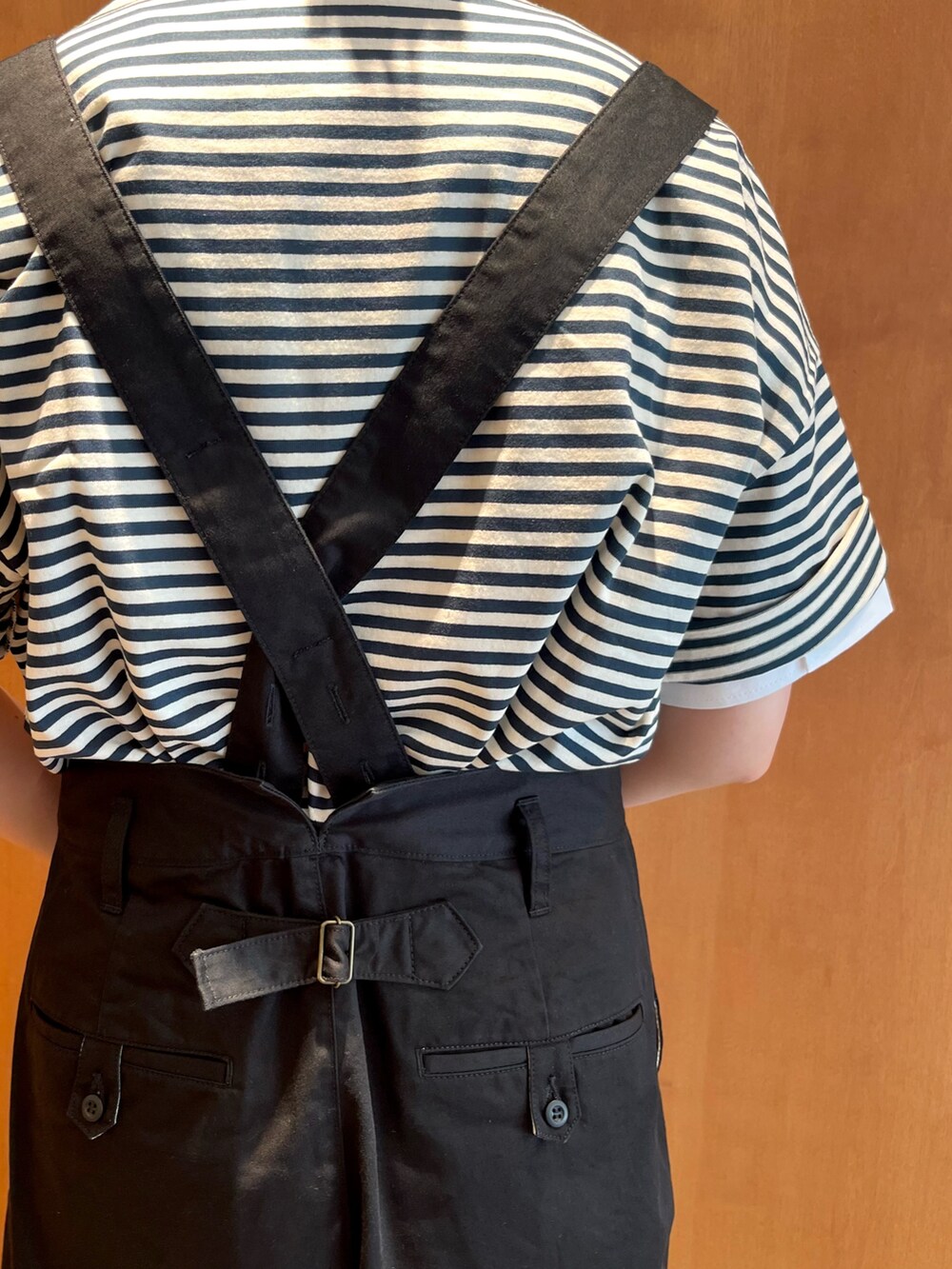 ブラック系のその他パンツ、グリーン系のTシャツ/カットソー、ホワイト系のシャツ/ブラウスを着用したレディースの夏コーディネートの2枚目の写真