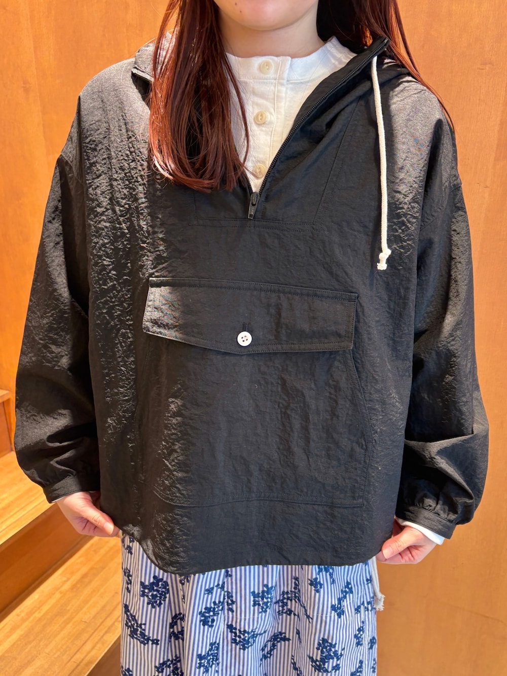 ホワイト系のTシャツ/カットソー、ブラック系のその他アウター、ブルー系のスカートを着用したレディースの春コーディネートの4枚目の写真