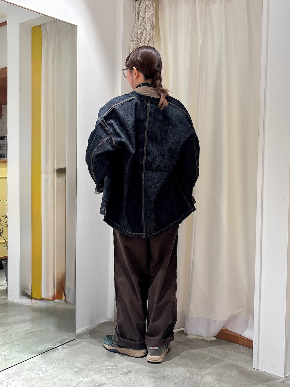 ブルー系のカバーオール、ベージュ系のシャツ/ブラウス、ブラウン系のその他パンツを着用したレディースの秋コーディネートの3枚目の写真
