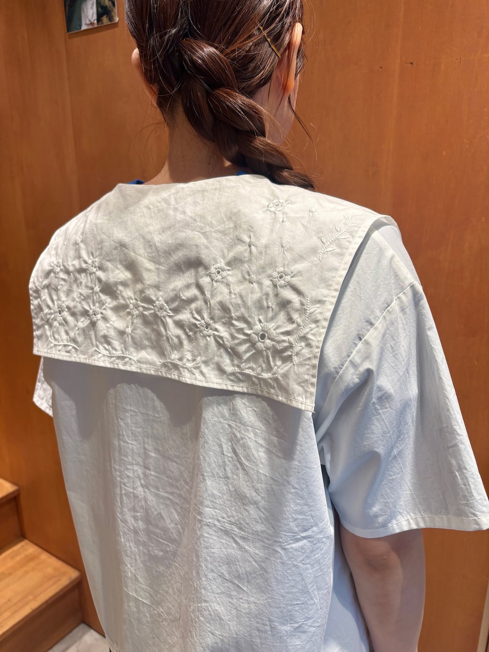 ホワイト系のシャツ/ブラウス、ブルー系のTシャツ/カットソー、ブラック系のその他パンツを着用したレディースの夏コーディネートの5枚目の写真