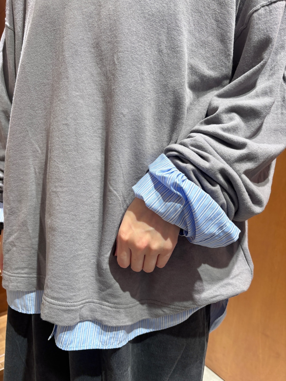 ブルー系のシャツ/ブラウス、グレー系のTシャツ/カットソー、グレー系のスカートを着用したレディースの秋コーディネートの6枚目の写真