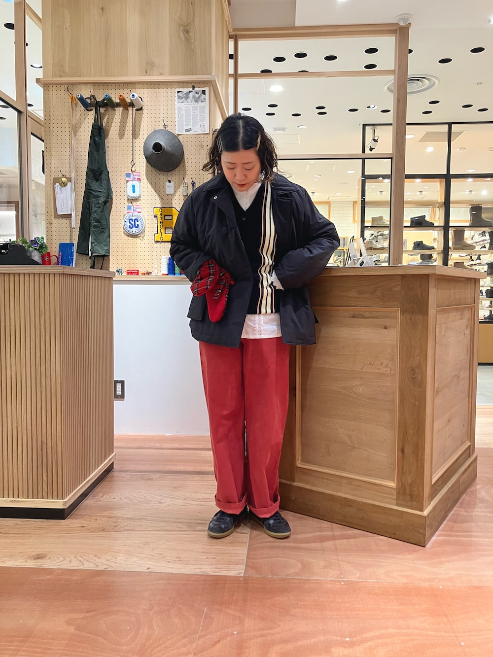 ブラック系のブルゾン、ホワイト系のシャツ/ブラウス、ブルー系のベストを着用したレディースの秋コーディネートの2枚目の写真