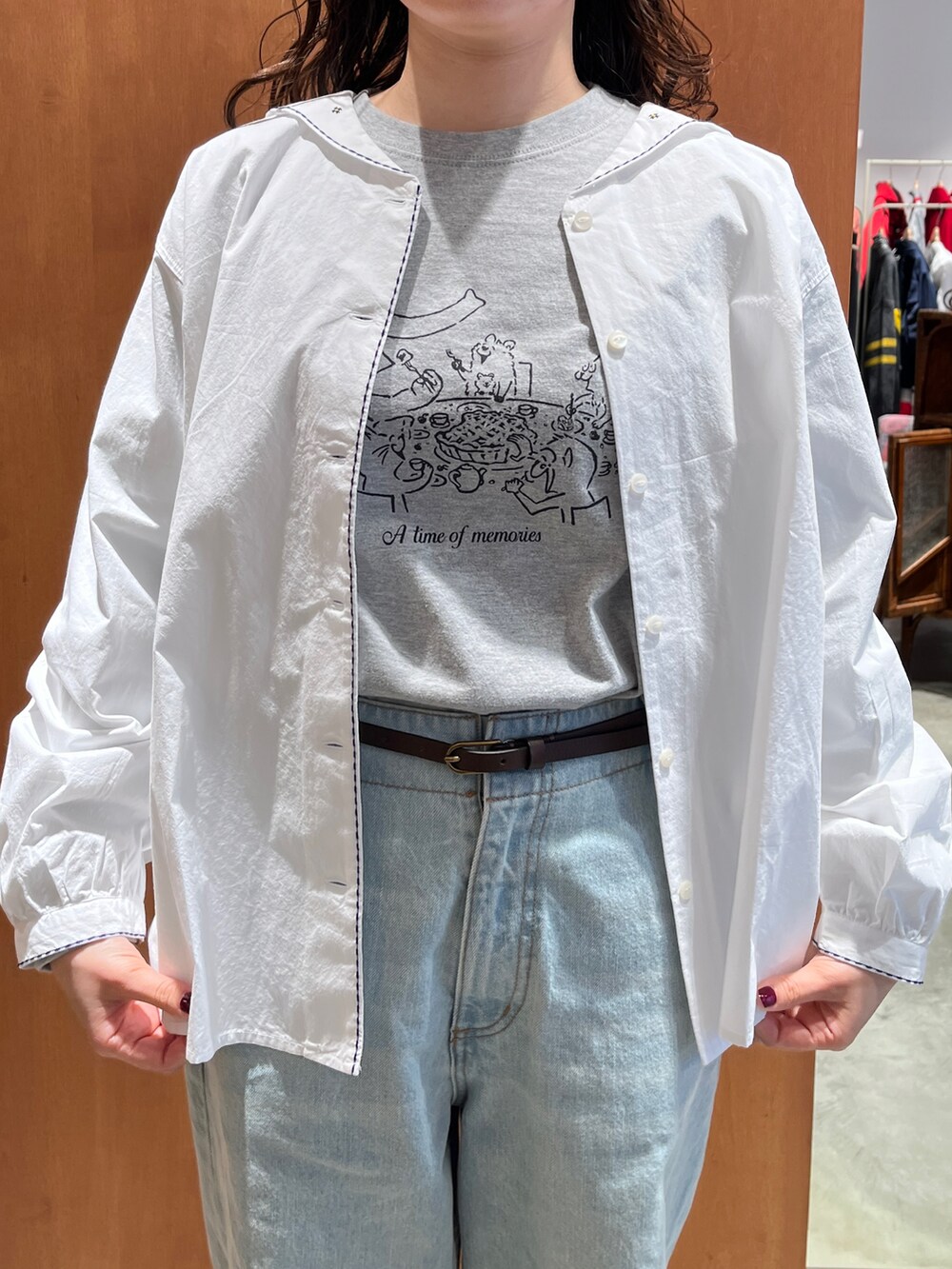 グレー系のTシャツ/カットソー、ホワイト系のシャツ/ブラウス、ブラウン系のベルトを着用したレディースの冬コーディネートの4枚目の写真