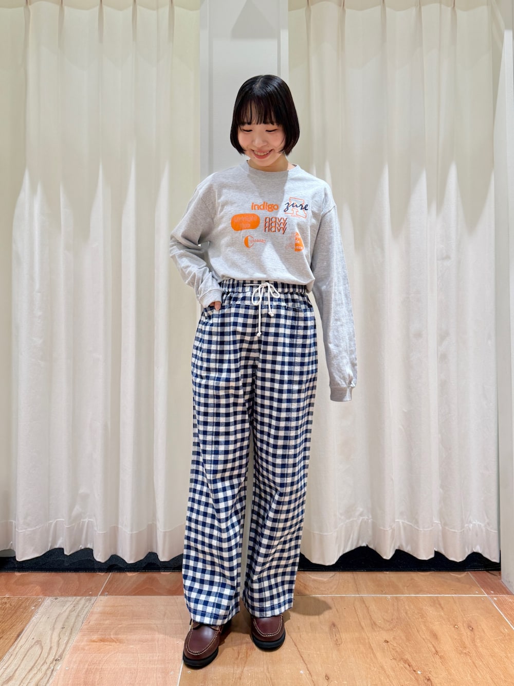 ブルー系のその他パンツ、グレー系のTシャツ/カットソー、ブラウン系のモカシン/デッキシューズを着用したレディースの春コーディネートの2枚目の写真
