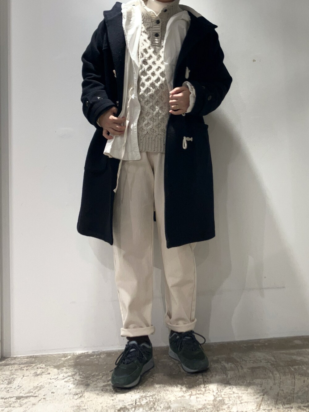 ホワイト系のニット/セーター、ホワイト系のデニムパンツ、ホワイト系のTシャツ/カットソーを着用したレディースの冬コーディネートの2枚目の写真