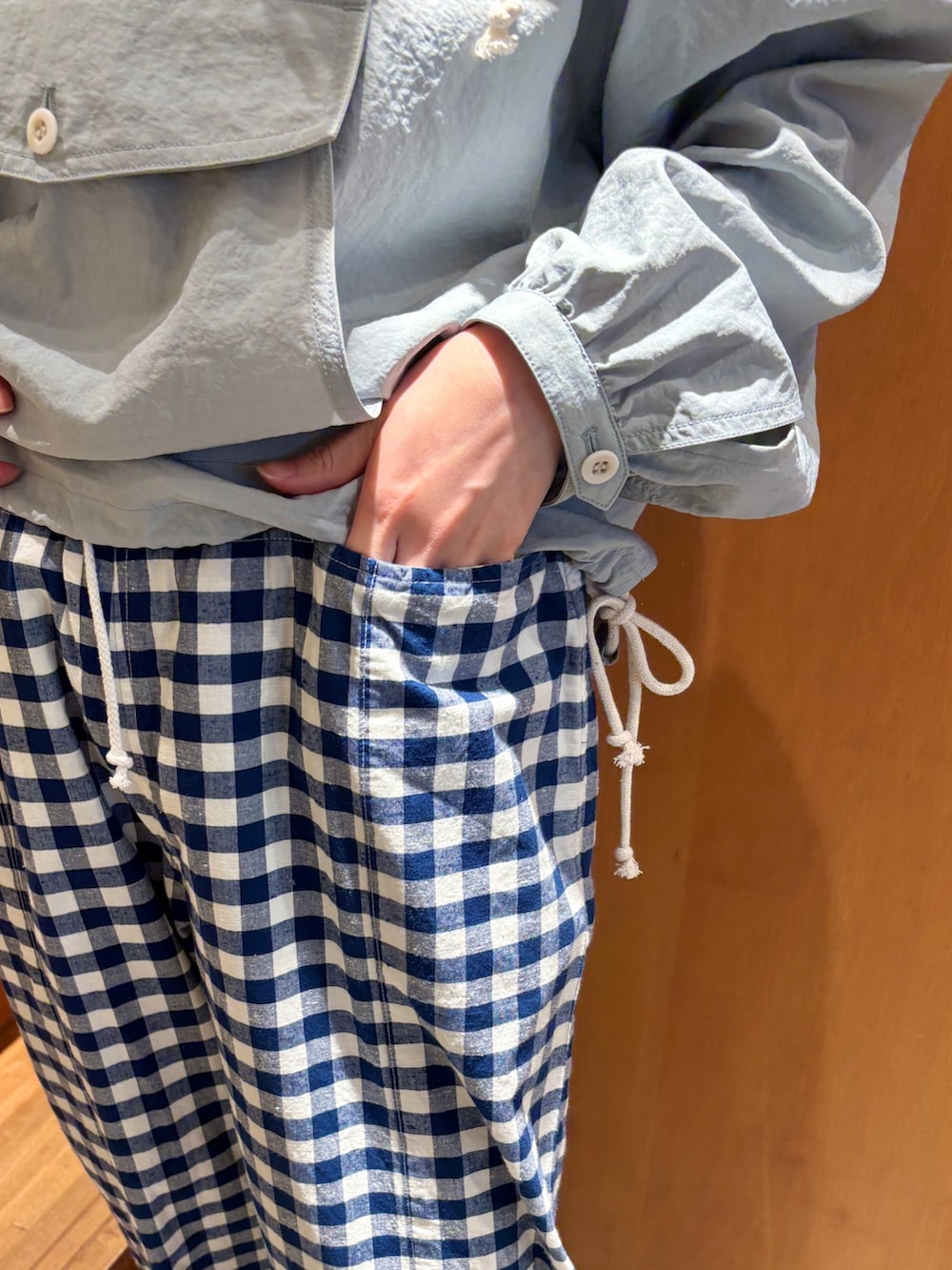 ブルー系のその他アウター、ブルー系のその他パンツ、ベージュ系のモカシン/デッキシューズを着用したレディースの春コーディネートの7枚目の写真