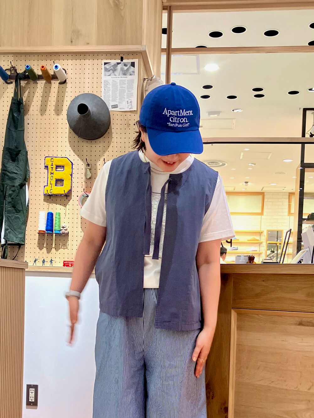 グレー系のベスト、ホワイト系のTシャツ/カットソー、その他のその他パンツを着用したレディースの春コーディネートの3枚目の写真