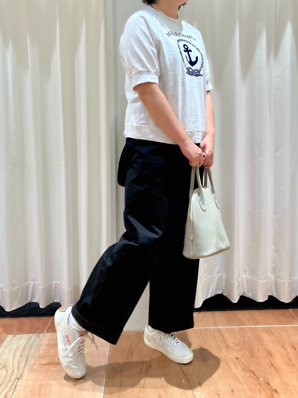 ホワイト系のTシャツ/カットソー、ブラック系のその他パンツを着用したレディースの夏コーディネートの2枚目の写真