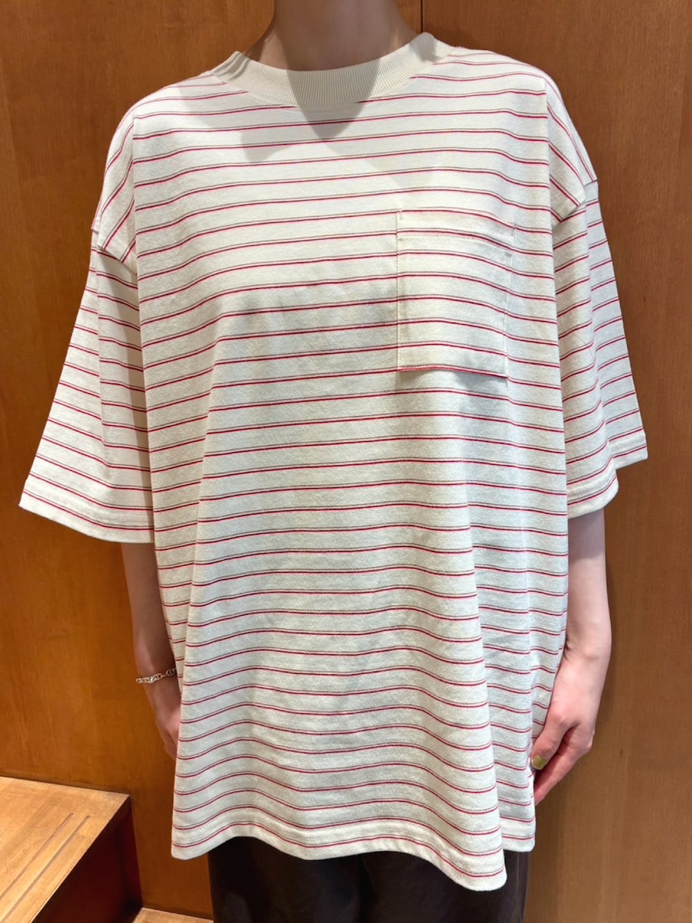 ホワイト系のTシャツ/カットソー、ブラウン系のその他パンツ、ブラウン系のモカシン/デッキシューズを着用したレディースの春コーディネートの2枚目の写真