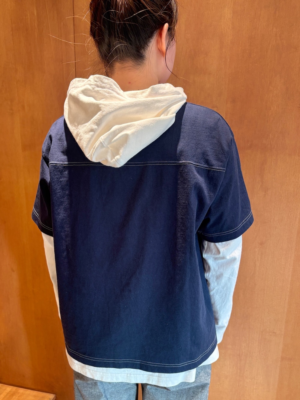 ブルー系のTシャツ/カットソー、ブラック系のその他パンツ、ホワイト系のTシャツ/カットソーを着用したレディースの春コーディネートの7枚目の写真