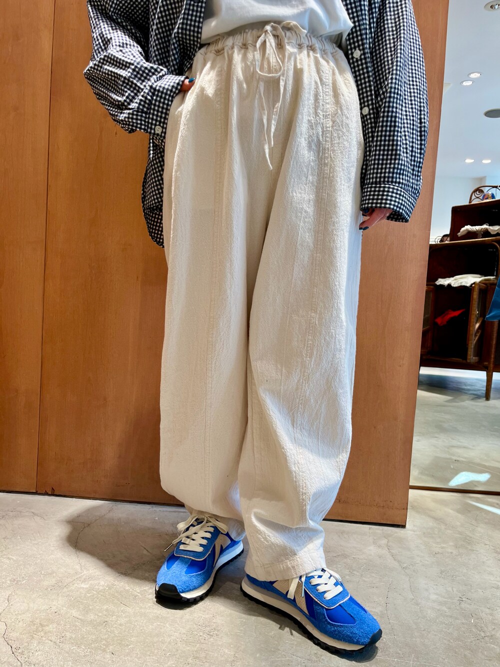 ブルー系のシャツ/ブラウス、ホワイト系のTシャツ/カットソー、ホワイト系のその他パンツを着用したレディースの春コーディネートの4枚目の写真