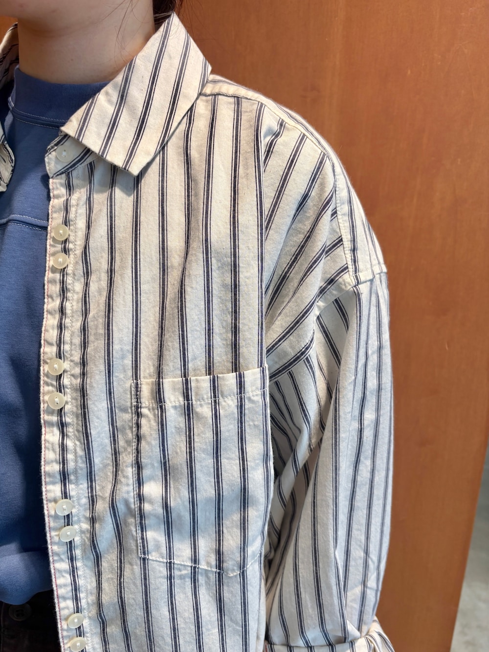 その他のシャツ/ブラウス、ブルー系のTシャツ/カットソー、ブラウン系のその他パンツを着用したレディースの夏コーディネートの7枚目の写真