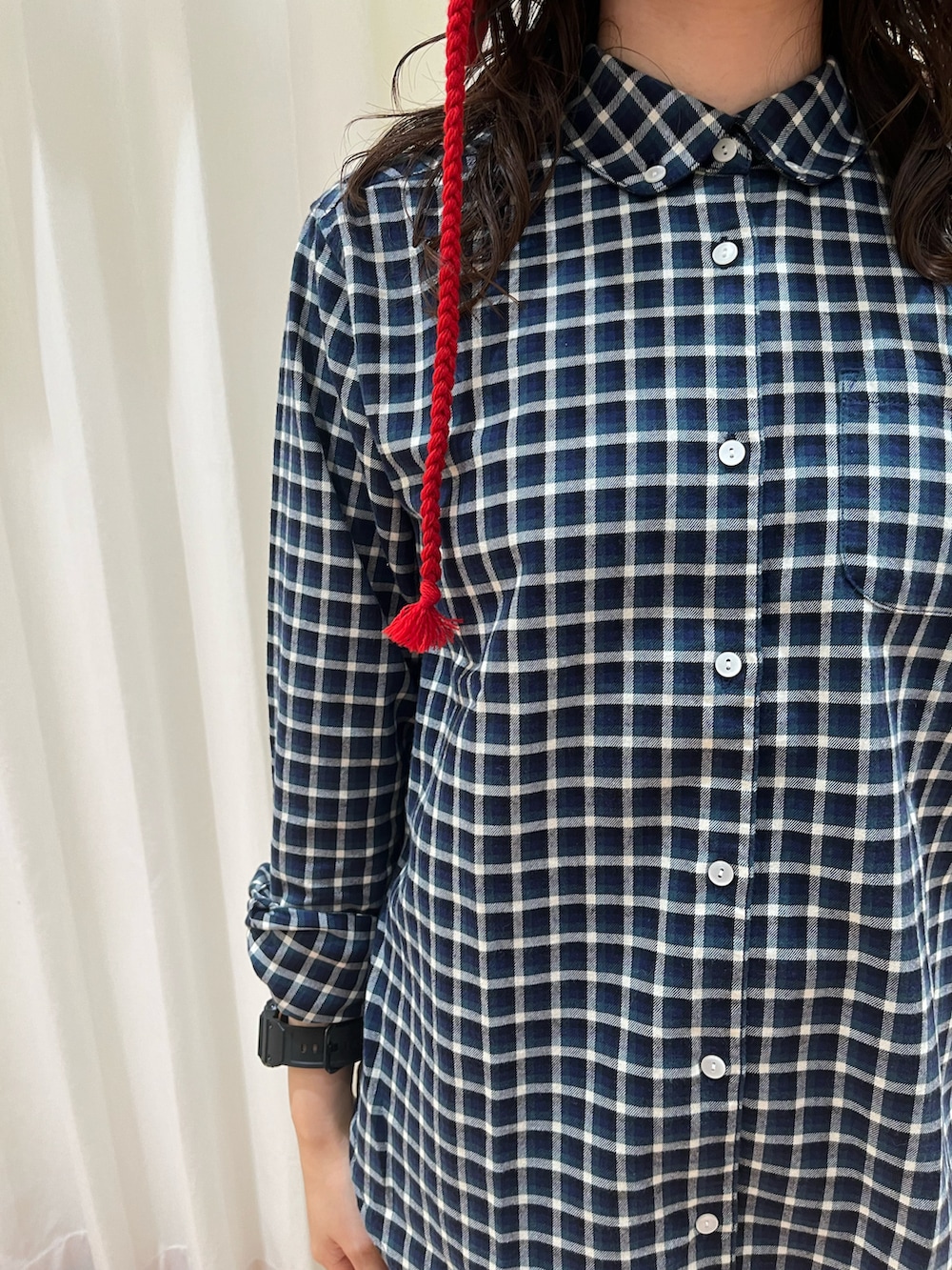 ブルー系のシャツ/ブラウス、ベージュ系のカーゴパンツを着用したレディースの秋コーディネートの4枚目の写真