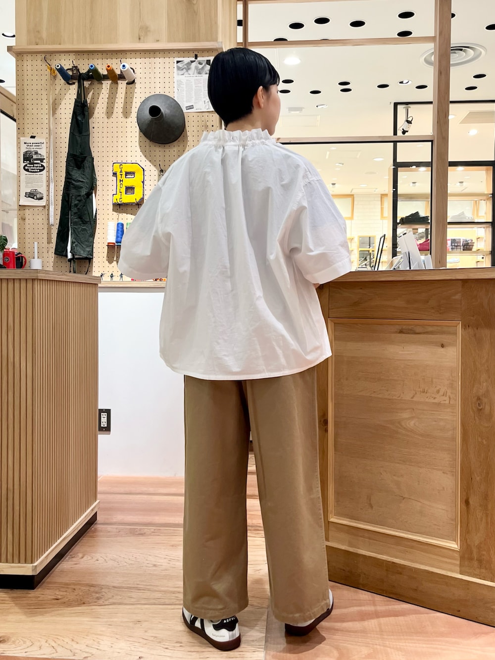 ホワイト系のシャツ/ブラウス、ブルー系のTシャツ/カットソー、ベージュ系のチノパンツを着用したレディースの夏コーディネートの3枚目の写真