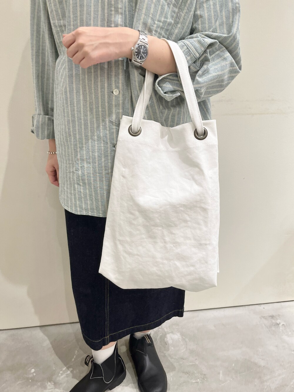 グリーン系のシャツ/ブラウス、ホワイト系のトートバッグを着用したレディースの夏コーディネートの5枚目の写真